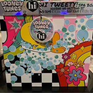 Warner Bros. Looney Tunes Hi Tweety Spa Box Set - Pink, Blue, Yellow